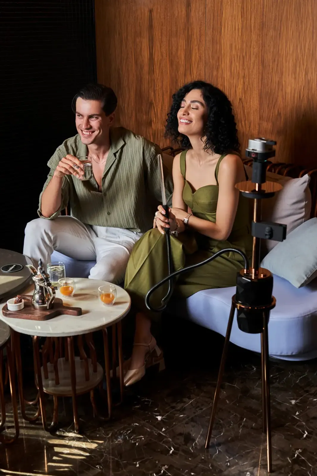 HuQQabaz Jumeirah, gece nargile eşliğinde sohbet eden bir çift
