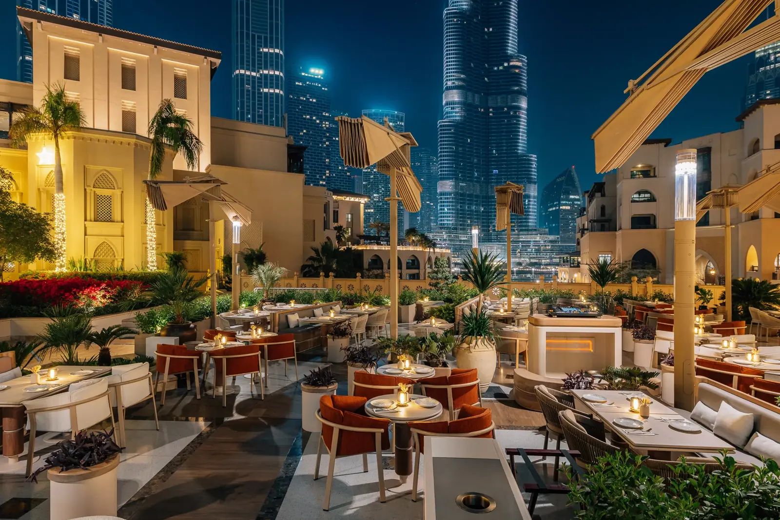 HuQQabaz Souk Al Bahar, akşam ışıklarında teras ve Burj Khalifa