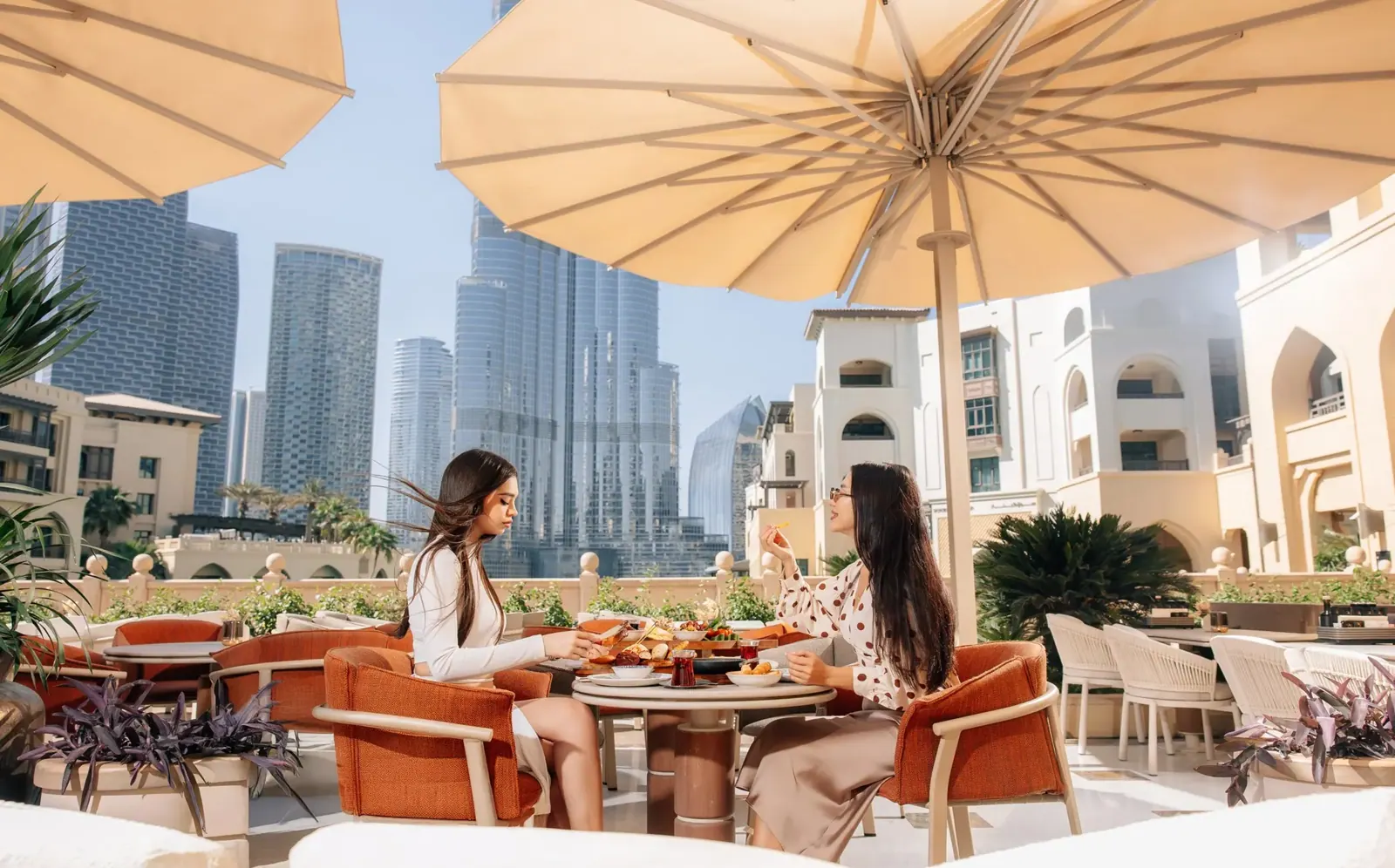 HuQQabaz Souk Al Bahar, şemsiyeler altında öğle ve Burj Khalifa