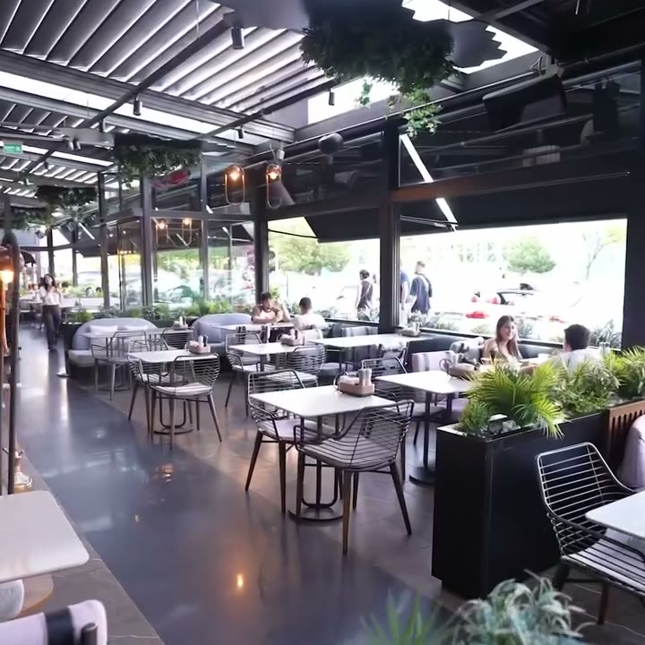 HuQQabaz, bitkilerle çevrili ferah salon