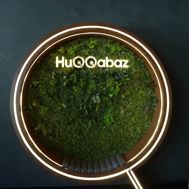 HuQQabaz, yosun duvarda ışıklı logo