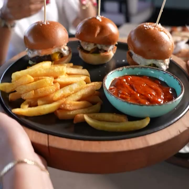 HuQQabaz, mini burgerler ve patates kızartması