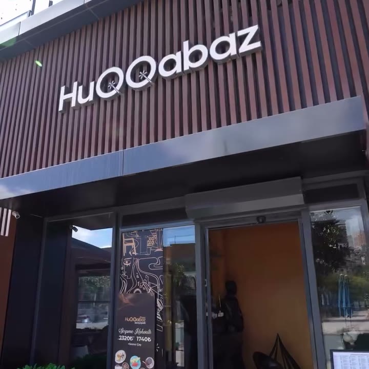 HuQQabaz, ışıklı tabelasıyla giriş