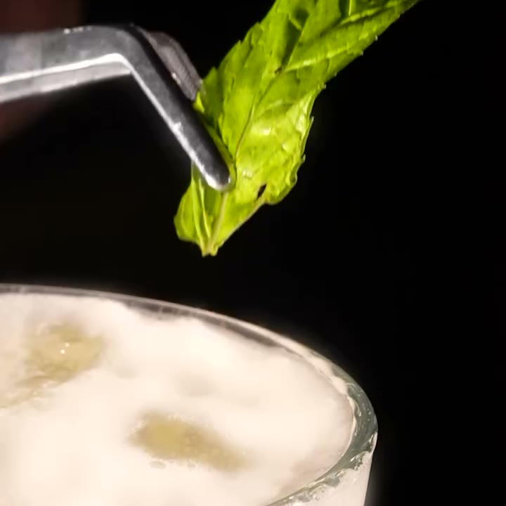 HuQQabaz, içeceğe nane yaprağı eklenirken