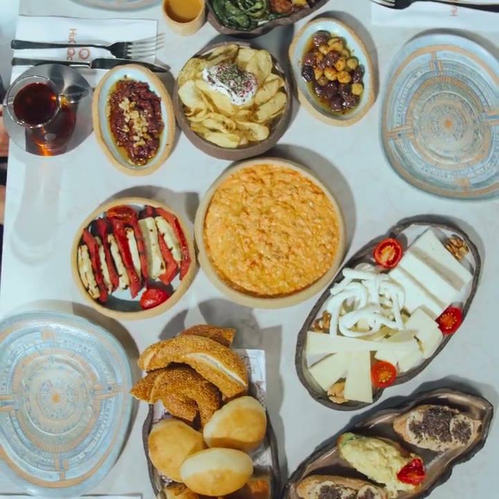 HuQQabaz, kuşbakışı kahvaltı sofrası