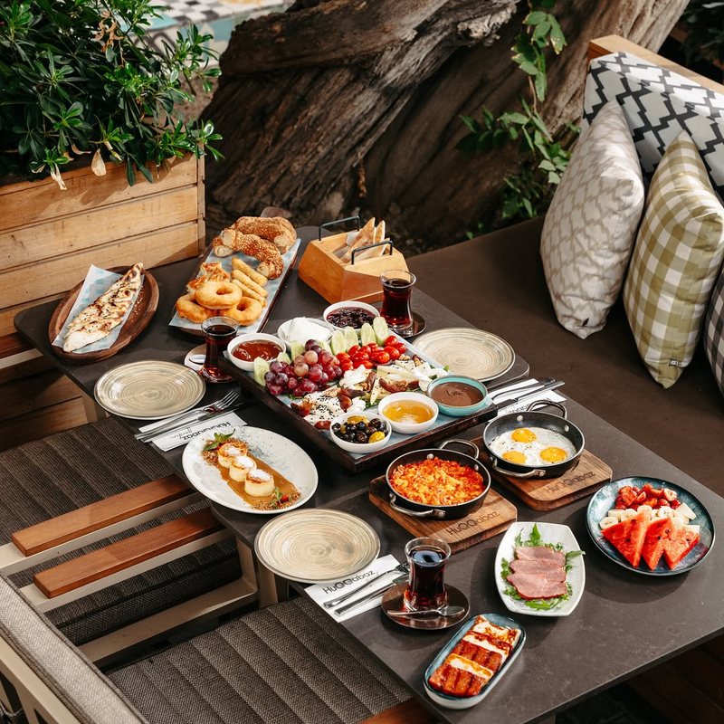 HuQQabaz Garden Bakü, terasta kahvaltı sofrası