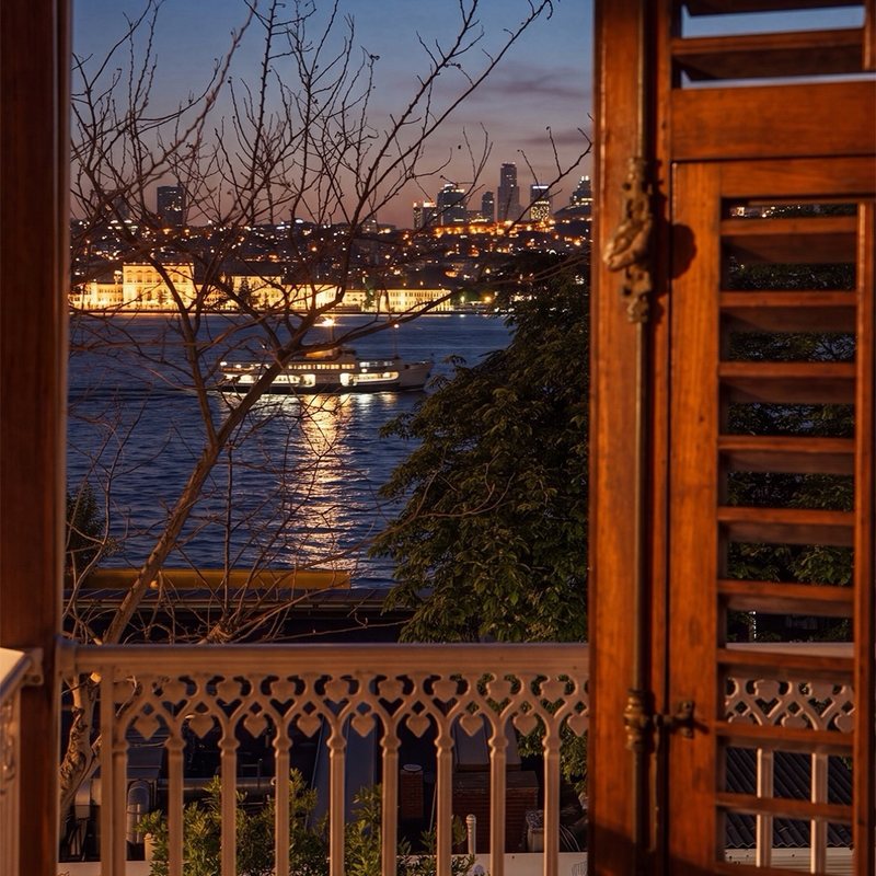 HuQQabaz Garden Köşk Paşalimanı, köşkten alacakaranlıkta Boğaz
