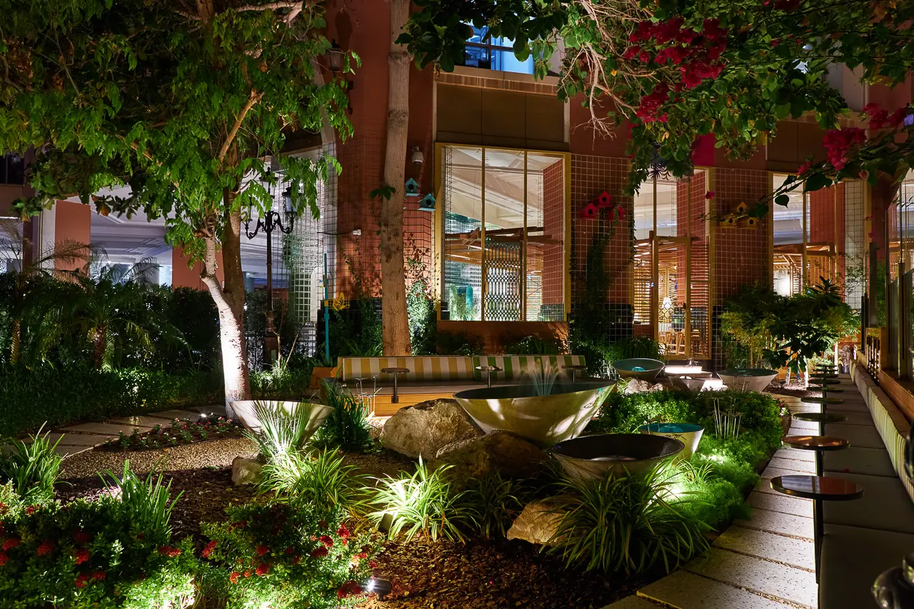 HuQQabaz Garden Dubai, ağaçlar, begonviller ve fenerlerle çevrili açık hava terası