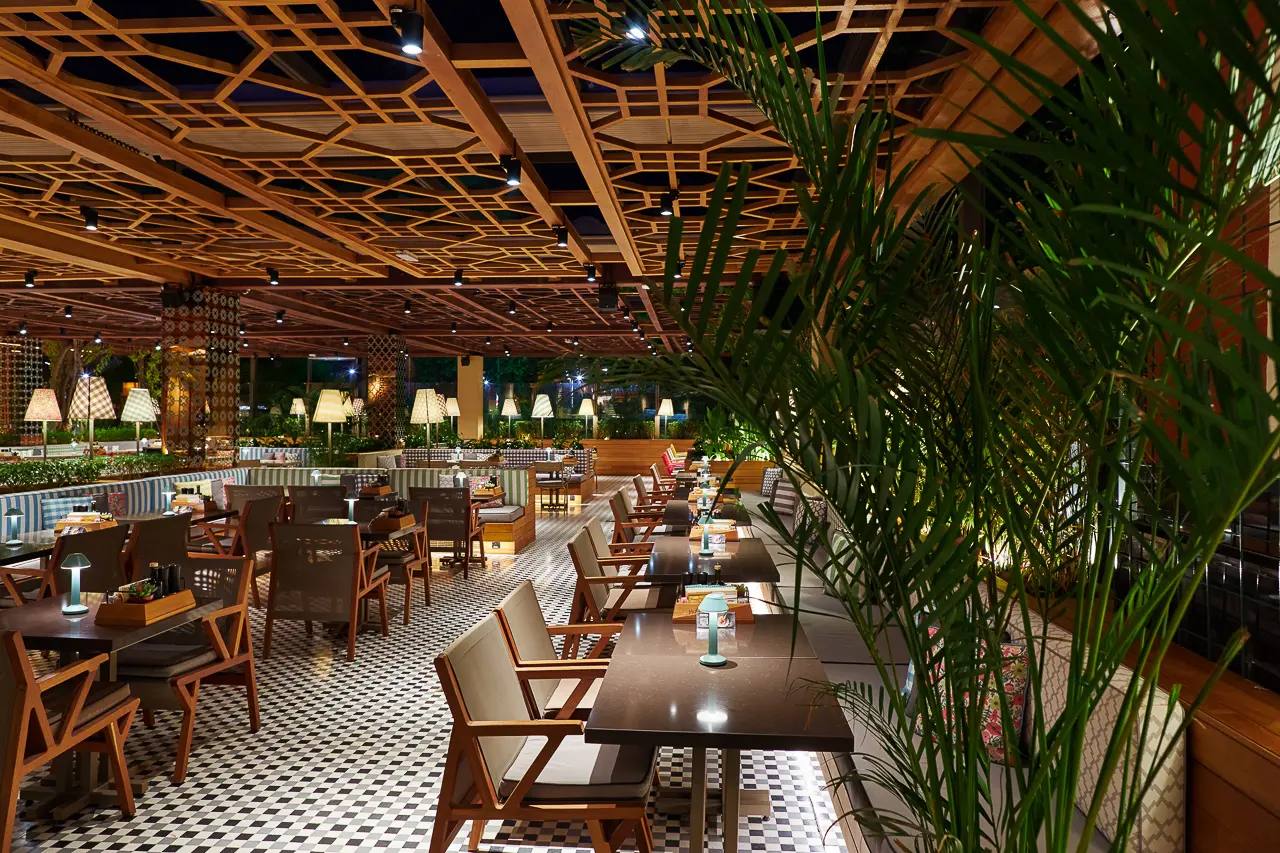 HuQQabaz Garden Dubai, ahşap kafes tavan, palmiyeler ve kanopi altındaki salon