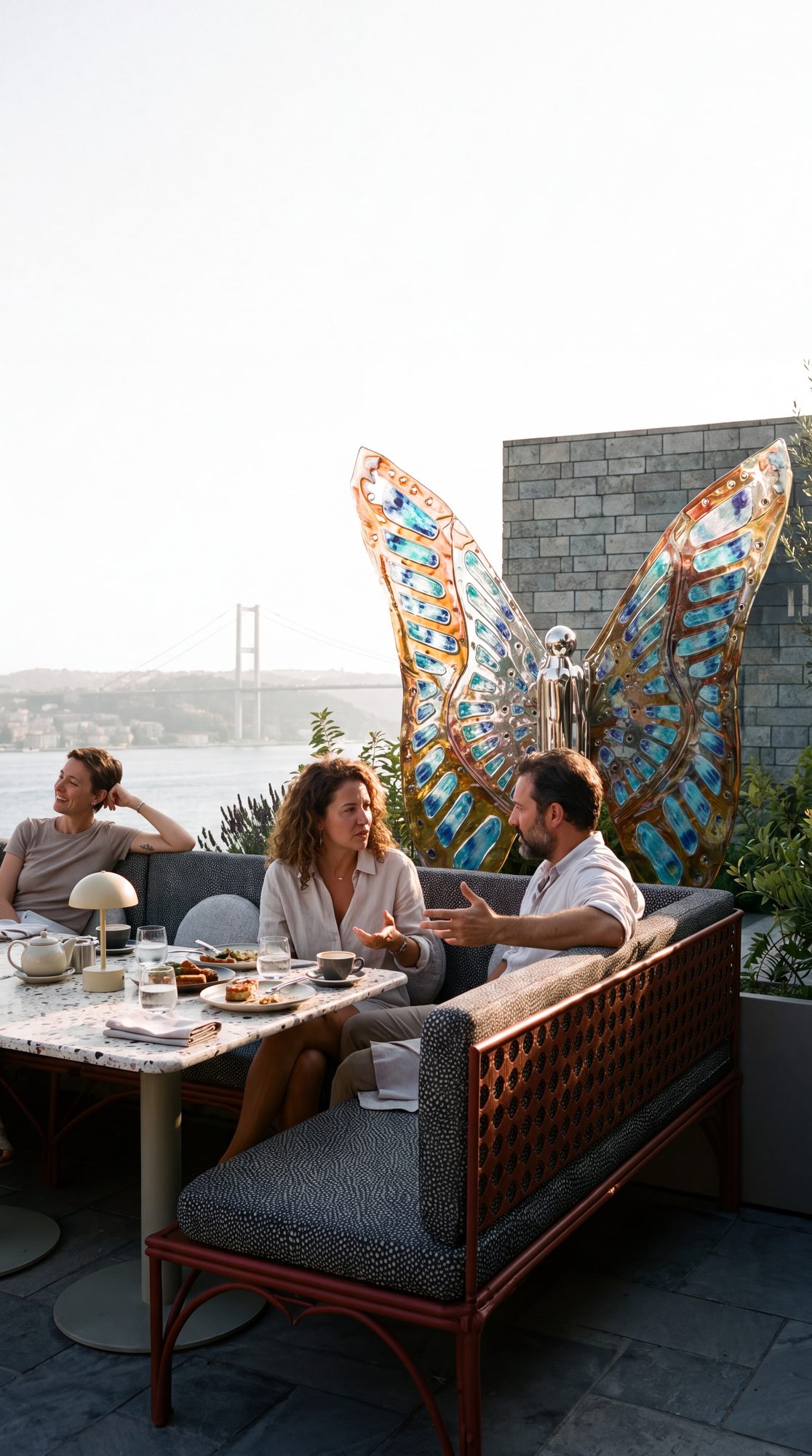 HuQQabaz Garden Köşk Paşalimanı, Boğaz manzaralı terasta kelebek heykeli ve misafirler