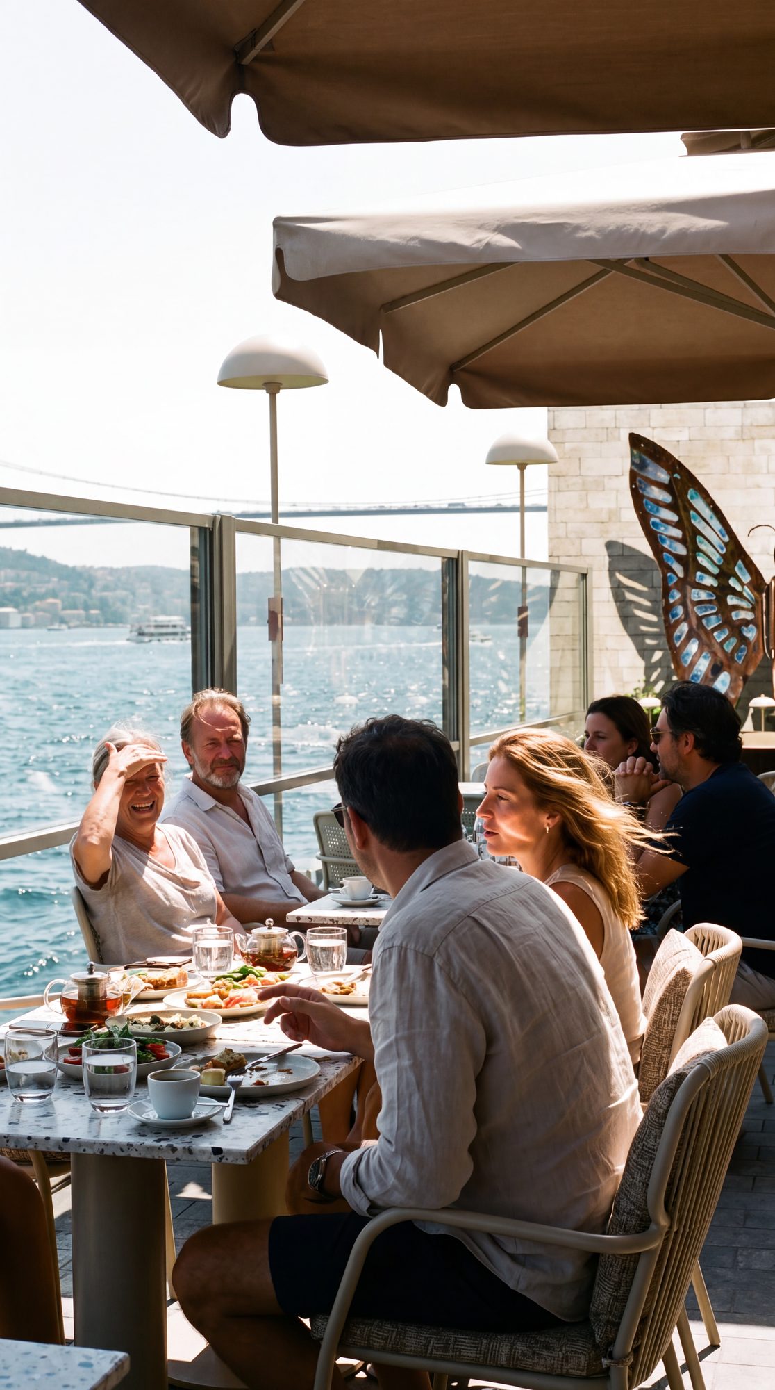 Boğaz manzaralı kahvaltı sofrası, sabah ışığı